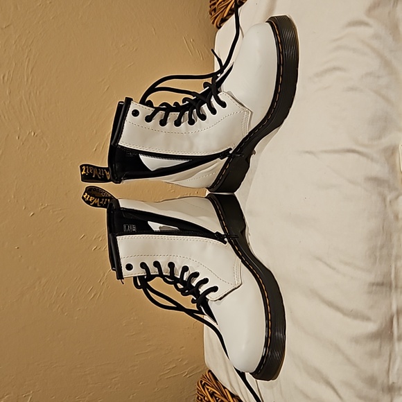 Dr Martens Airwair bouncing soles boots vegan leather - Picture 5 of 7